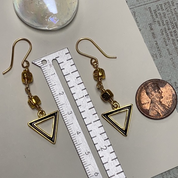 NEW NWOT Triangle gold tone earrings lightweight - Picture 4 of 8